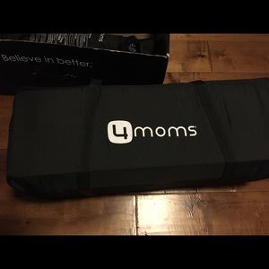 4 Moms Breeze pack and play with bassinet